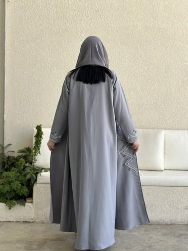 عباية كتف كريب رمادي شك يدوي ملون