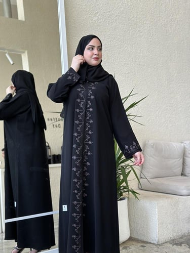 عباية كتف بتطريز رمادي مع اسود قماش كوبرا اسود فحم