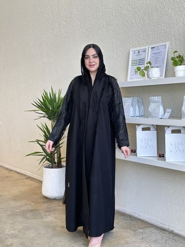 عباية كتف كتان شك اسود على الاكمام و الياقه