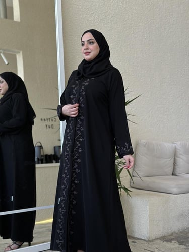 عباية كتف بتطريز رمادي مع اسود قماش كوبرا اسود فحم