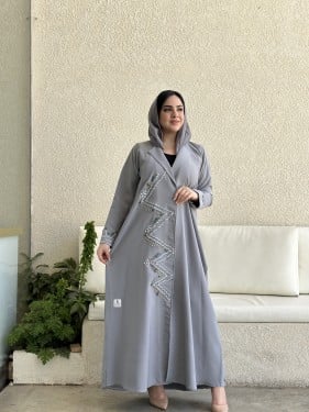 عباية كتف كريب رمادي شك يدوي ملون