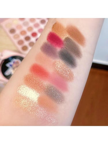 متلألأ لوحة ظلال العيون مع فرشاة