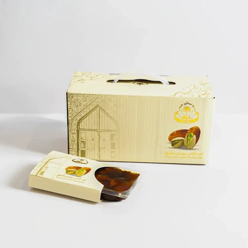 كرتون تمر محشو بالفستق مكون من 6 اكياس ربع كيلو