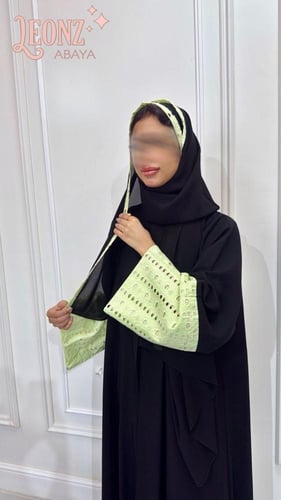عبايات بأكمام ملونة