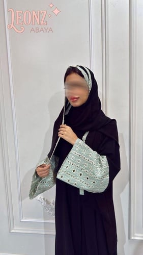 عبايات بأكمام ملونة