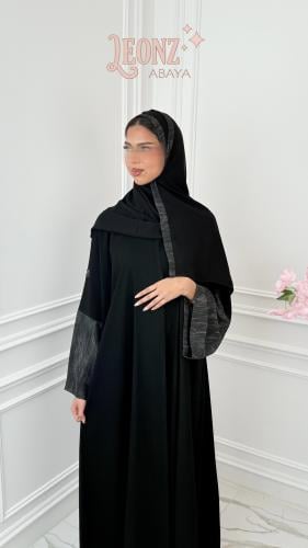 عباية بأكمام ملونة