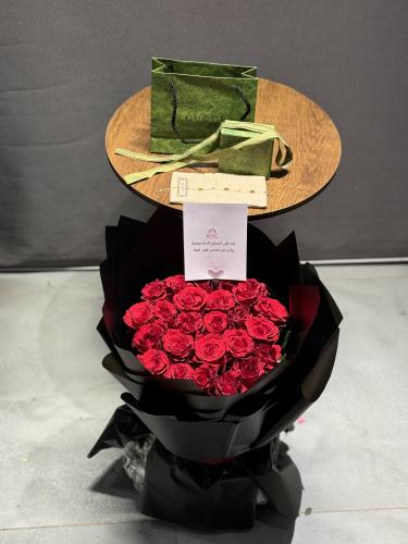 سواره نسائيه مع بوكيه ورد احمر