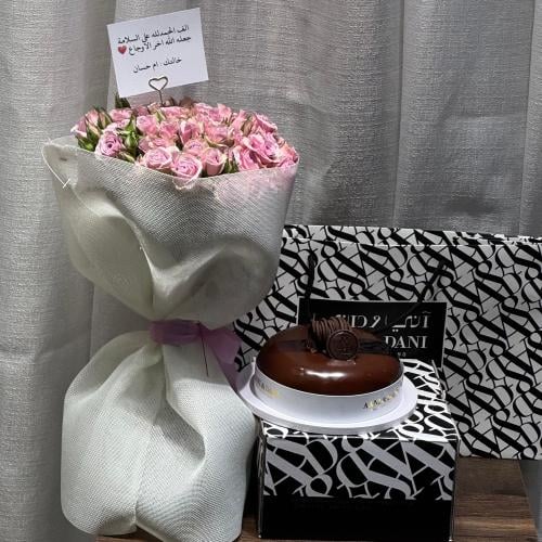 كيكه اني وداني مع ورد احمر