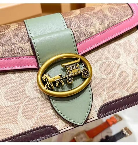 حقيبة هندسية ناعمة – لمسة أنثوية بتنظيم ذكي