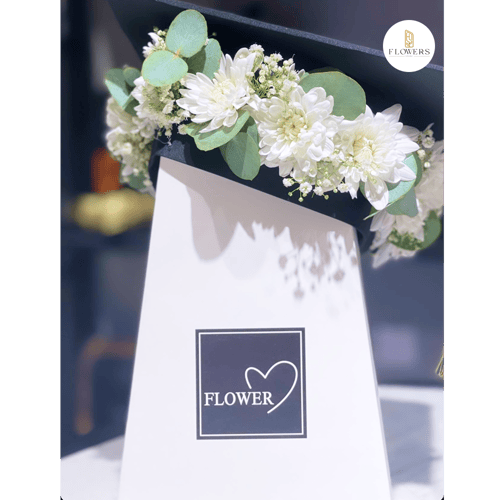 قبعة التخرج مزينة بالورد الطبيعي