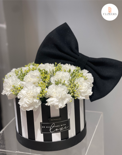 بوكس هدايا مزين بالورد حسب الطلب - باضافة الهدية