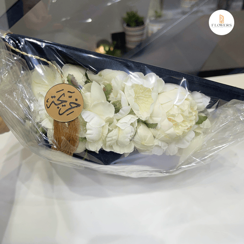 قبعة التخرج مزينة بالورد الطبيعي