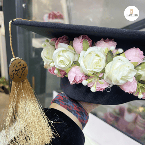 قبعة التخرج مزينة بالورد الطبيعي