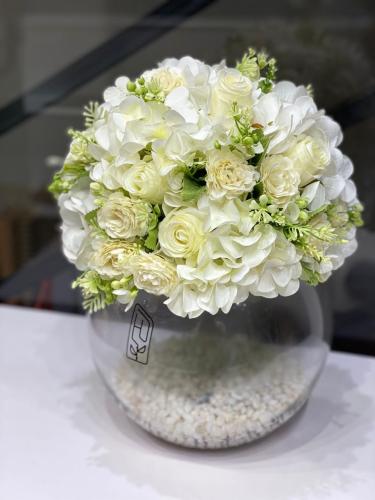 فازة ورد صناعي ابيض