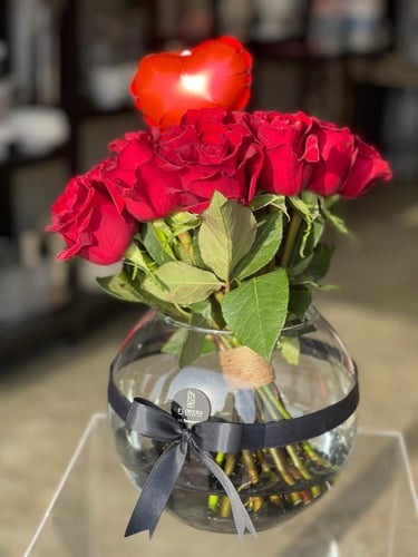 فازة ورد احمر مع بالون قلب