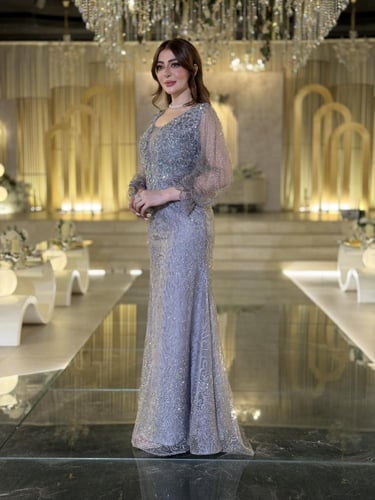 فستان سهرة فضي لامع بأكمام شفافة خيار مثالي للأعرا...