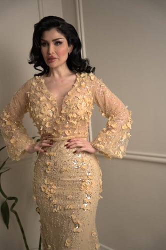 فستان سهرة ذهبي مطرز بالورود ثلاثية الأبعاد والترت...