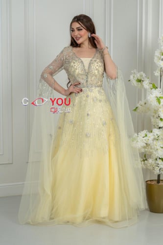 فستان سهرة أصفر باستيل مطرز بالترتر مع أكمام شفافة...