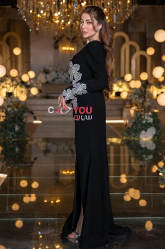 فستان سهرة نسائي أسود مطرز بالورود الفضية مع شق أم...