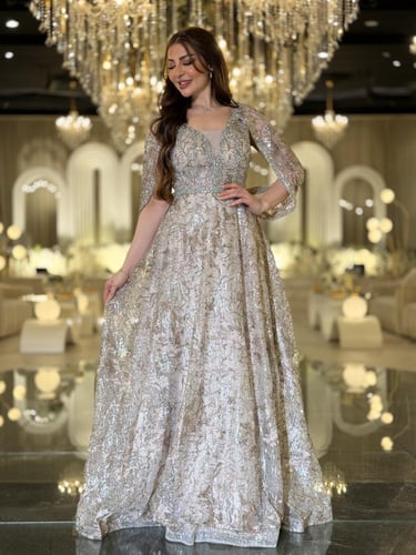 فستان سهرة لامع بتطريز فاخر وأكمام منسدلة يسرق الأ...