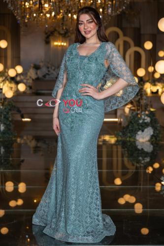 فستان سهرة فيروزي مطرز بأكمام تل واسعة