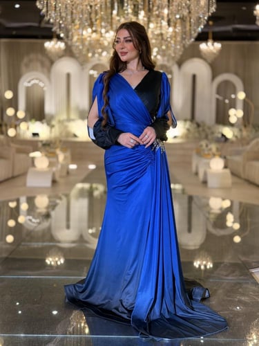 فستان سهرة ملكي أزرق بلمسة سوداء فاخرة تصميم ممشوق...