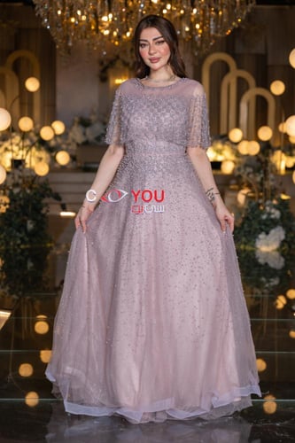 فستان سهرة وردي مطرز بخرز ناعم مع كاب شفاف قصير يض...