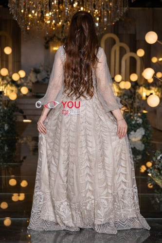 فستان سهرة بيج مطرز بتفاصيل فاخرة مع أكمام طويلة م...