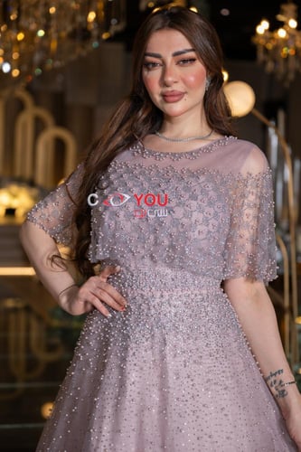 فستان سهرة وردي مطرز بخرز ناعم مع كاب شفاف قصير يض...