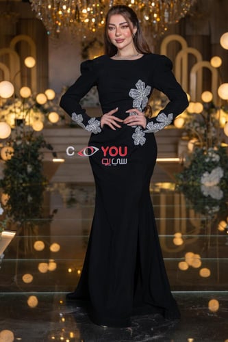 فستان سهرة نسائي أسود مطرز بالورود الفضية مع شق أم...