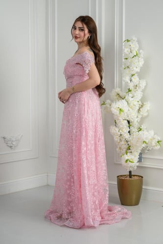 فستان سهرة وردي أوف شولدر يفيض أنوثة ورقّة. دانتيل...