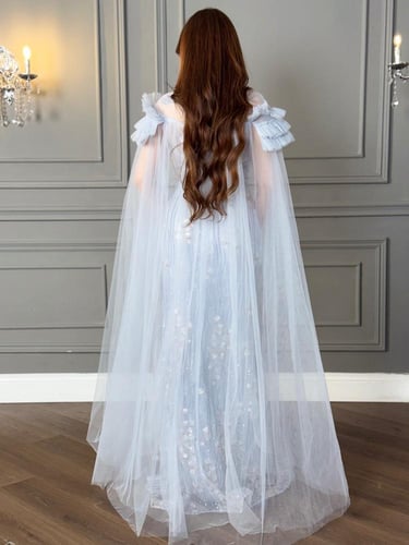 فستان سماوي أنيق بذيل شفاف وتطريزات فاخر