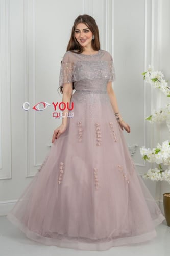 فستان سهرة وردي فاتح فاخر بتصميم ناعم وتطريز لامع...