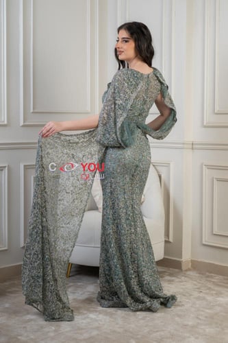 فستان سهرة اخضر فضي فاخر بتطريز لامع وقصة انسيابية...