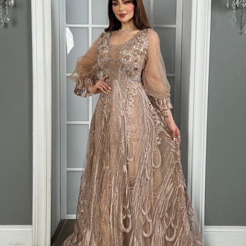 فستان سهرة فاخر مطرز بالترتر والزهور بتصميم ملكي أ...