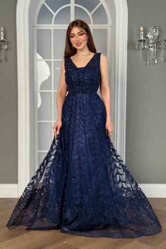 فستان كحلي غامق مصمم بقصة انسيابية