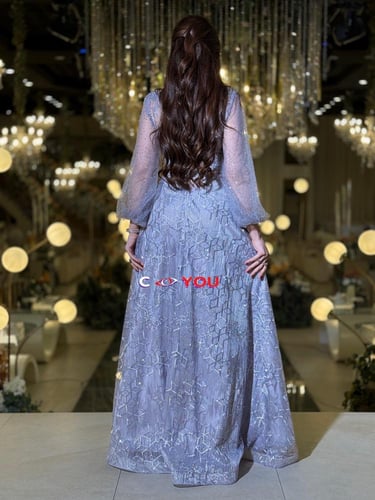 فستان سهرة ليلكي فاتح مطرز بالدانتيل والخرز مع أكم...