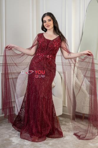 فستان سهرة عنابي مطرّز بقصّة حورية مع كاب شفاف يرف...