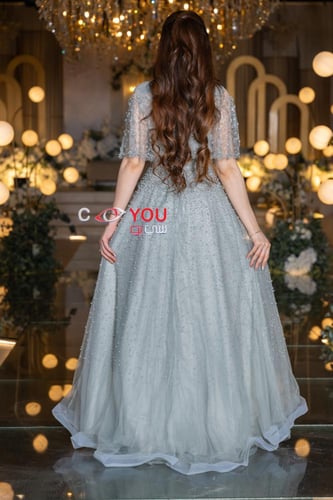 فستان سهرة فيروزي مطرز بأكمام تل واسعة