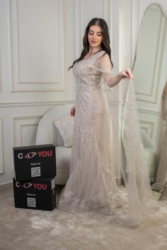 فستان سهرة فخامة شامبين مخمومة بلمعٍ رقيق؛ قصّة عم...