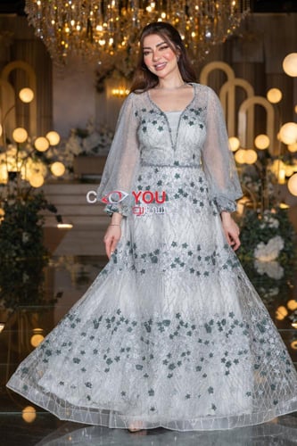 فستان سهرة أبيض مطرز بزهور خضراء أنيقة مع أكمام شف...