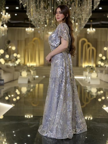 فستان سهرة فضي ملكي بتطريز فاخر ولمعة ناعمة.