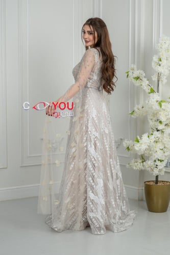 فستان سهرة بيج فاخر بتطريز لامع وطبقة تول أنيقة