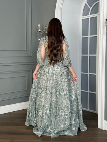 فستان سهرة فضي فخم بتطريز لامع وراقي.