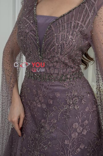 فستان سهرة موف مطرز بالزهور مع أكمام كيب من التل ا...