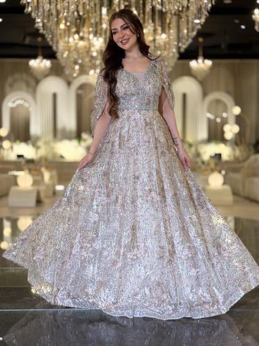 فستان سهرة لامع بتطريز فاخر وأكمام منسدلة يسرق الأ...