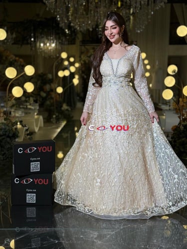 فستان سهرة بخيوط الذهبي مرصع، يسرق كل الأنظار