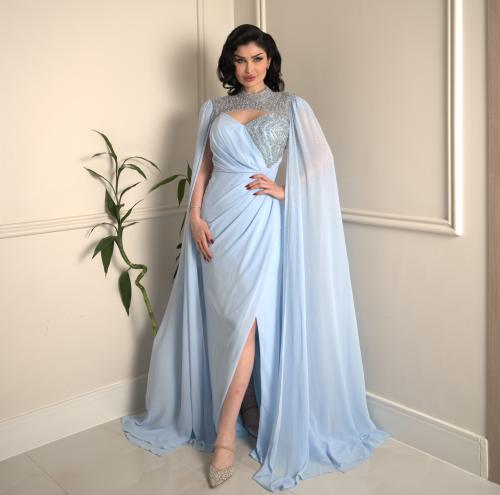 فستان سهرة V40 سماوي مرصّع بالكرستالات بكاب تول وق...