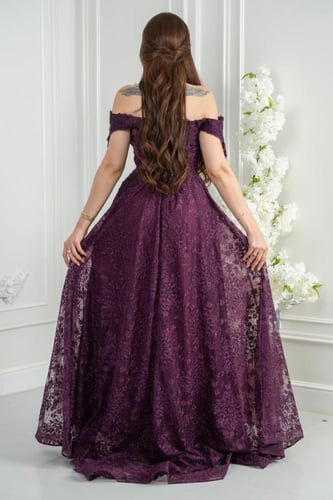 فستان سهرة برقندي دانتيل بلمعة رقيقة يقدّم مزيجًا...