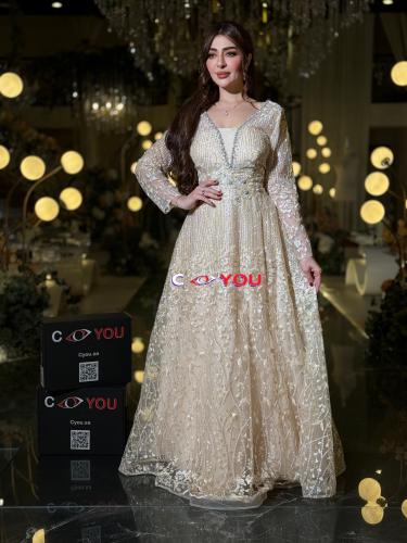 فستان سهرة بخيوط الذهبي مرصع، يسرق كل الأنظار